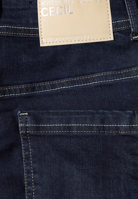 Mid Waist Straight Leg Jeans im Casual Fit rinsed wash Nahaufnahme einer dunkelblauen Jeans mit CECIL-Lederpatch und Gesäßtasche.