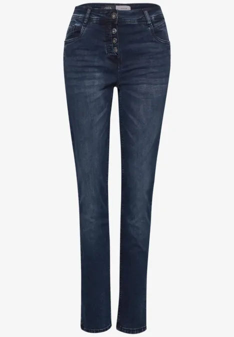 Donkerblauwe, rechte damesjeans met hoge taille en knoopsluiting.