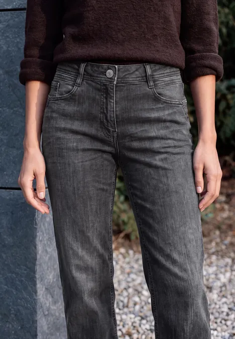 Donkergrijze, rechte jeans met hoge taille en subtiele used-look.
