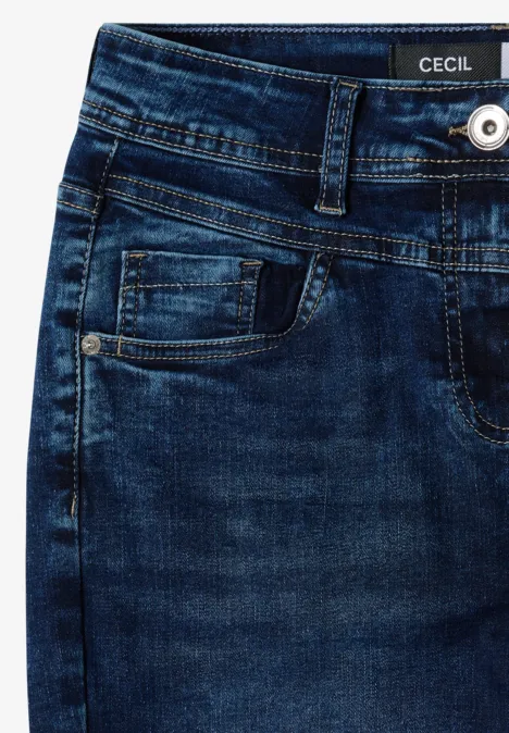 Detailaufnahme einer dunkelblauen Denim-Jeans mit Taschen, Gürtelösen, Knopfverschluss und CECIL-Label.