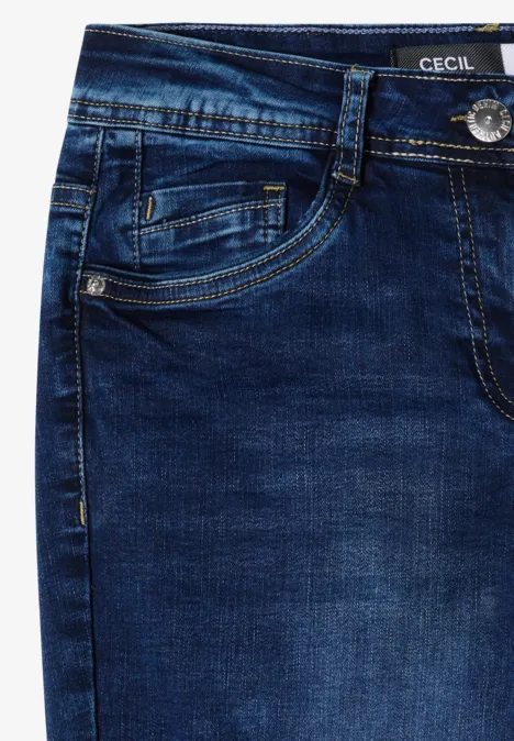 Ciemnoniebieskie jeansy z denimu z przednimi kieszeniami, szlufkami i widocznym przeszyciem.