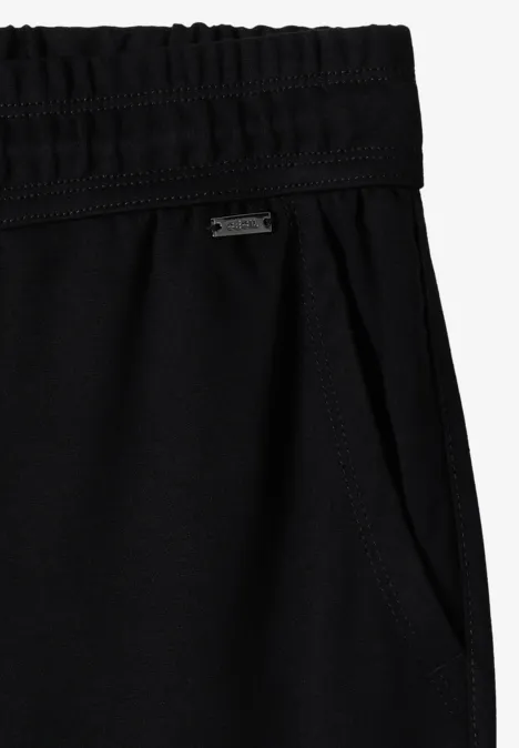 Schwarze Sporthose mit elastischem Bund und Seitentaschen.