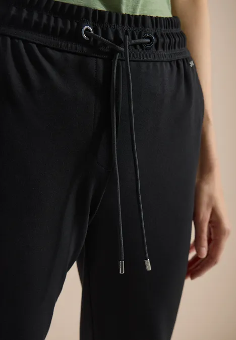 Schwarze Jogginghose mit elastischem Bund und Kordelzug, lässig und bequem.