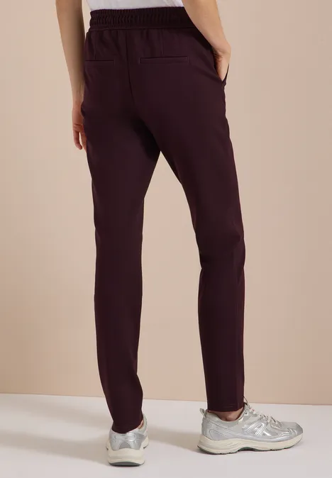 Pantalon de jogging violet foncé taille élastique, poches latérales, baskets argentées
