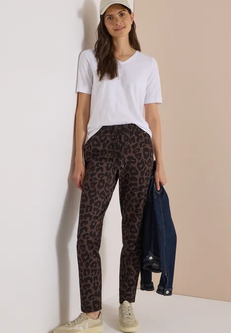 Mid Waist Slim Leg Hose w Casual Fit dark toffee brown Kobieta w białej koszulce i spodniach w panterkę, trzyma dżinsową kurtkę