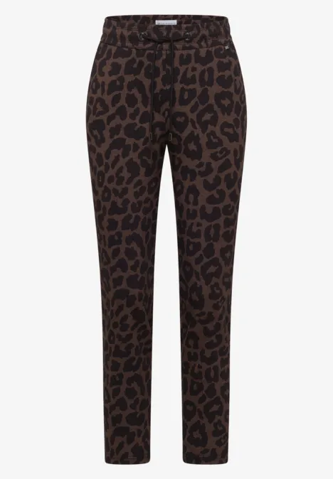 Mid Waist Slim Leg Hose w Casual Fit dark toffee brown Luźne spodnie o prostym kroju, z elastycznym pasem i brązowym wzorem w cętki na czarnym tle.