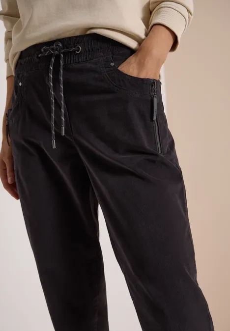 Pantalon de jogging noir à cordon de serrage, poches latérales zippées, coupe décontractée.