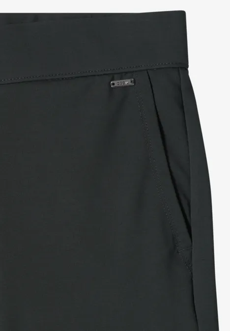Pantalon noir avec poche latérale et taille élastique.