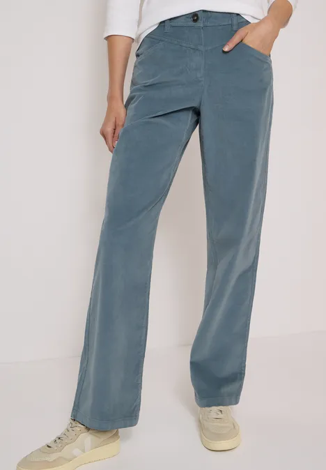 Pantalon droit en velours côtelé bleu, taille haute, texture douce.