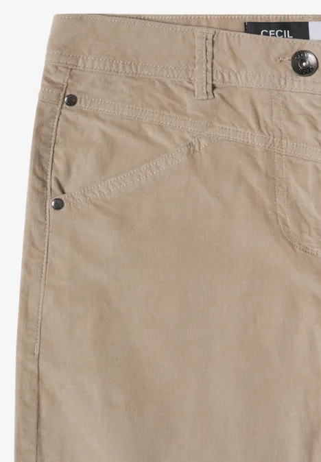 Jupe courte en velours côtelé beige avec poches, passants de ceinture et bouton