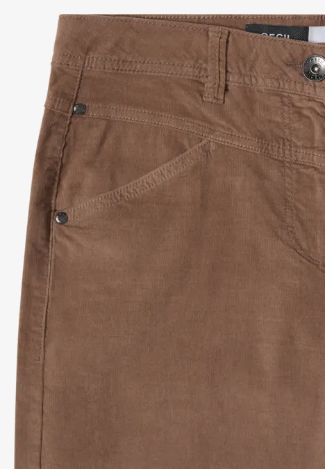 Pantalon en velours côtelé brun avec poche avant, passants de ceinture et rivets.