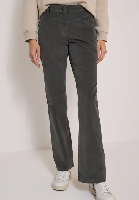 Pantalon flare en velours côtelé gris foncé et baskets blanches