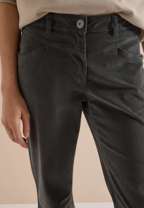 Pantalon gris foncé à fermeture par bouton, passants de ceinture et coupe droite