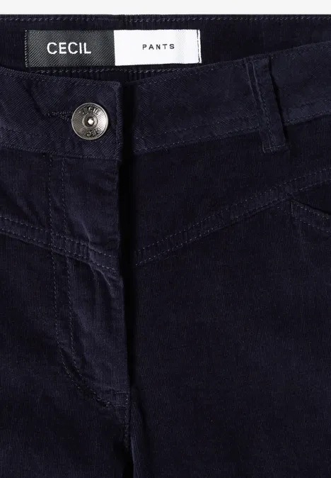 Gros plan d'un pantalon en velours côtelé bleu foncé avec bouton argenté et étiquette Cecil.