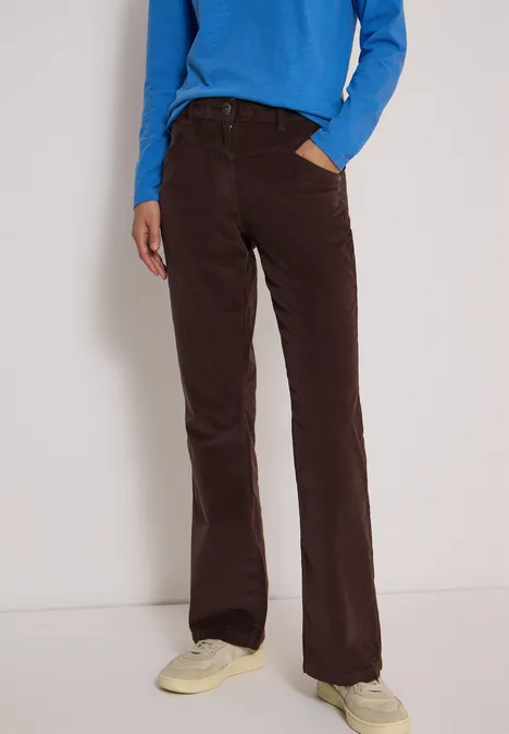 High Waist Bootcut Hose im Slim Fit truffle brown Person trägt braune Cord-Schlaghose, blaues Oberteil und helle Sneaker.