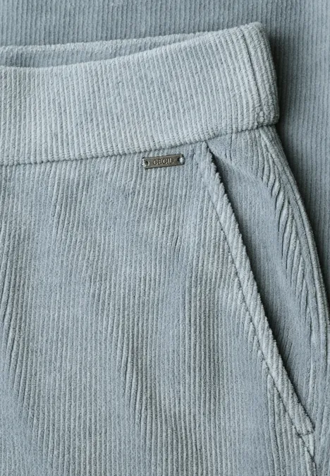 Spodnie z wysokim stanem i prostymi nogawkami w kroju Loose Fit dove blue Zbliżenie na jasnoszare sztruksowe spodnie z elastycznym paskiem i zasuwaną kieszenią.