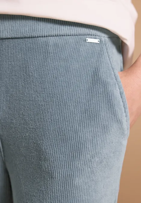 Spodnie z wysokim stanem i prostymi nogawkami w kroju Loose Fit dove blue Zbliżenie szarych, prążkowanych spodni z kieszenią i małym metalowym logo.