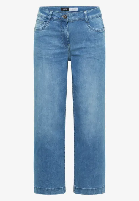 Helle, gerade geschnittene Jeans in mittlerem Blau mit klassischer Fünf-Taschen-Optik.