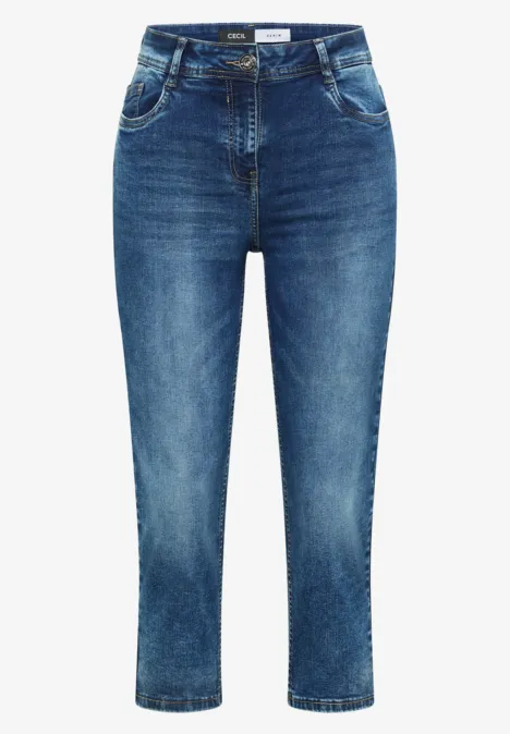 Damen-Jeans in mittlerer Blue-Waschung mit dezenter Used-Optik, knöchellang und figurbetont.