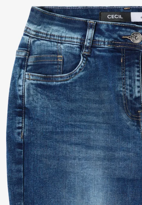 Nahaufnahme einer blauen Jeans mit sichtbarer Fronttasche, Gürtelschlaufen und Metallknopf.