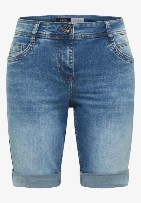 Blaue Jeans-Shorts mit knielangem Schnitt, umgeschlagenen Säumen, Gürtelschlaufen und Eingrifftaschen.