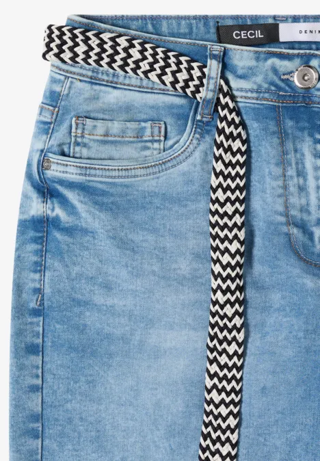 Jean bleu avec ceinture zigzag noire et blanche.