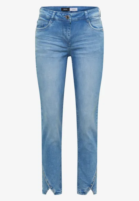 Schmale hellblaue Slim-Fit-Jeans mit dezenten V-förmigen Knöchel-Details.
