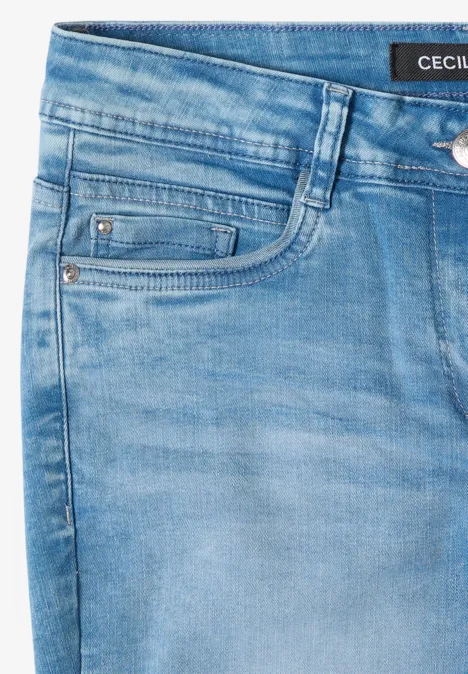 Helleblaue Jeanshose aus Denim mit Fronttaschen und Gürtelschlaufen.
