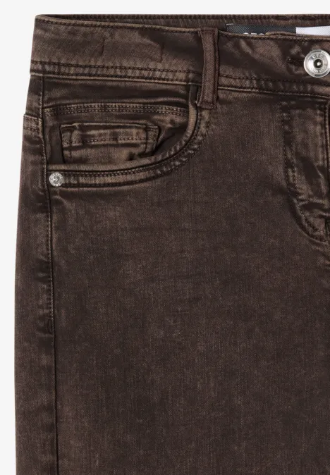 7/8 High Waist Jeans im Loose Fit brown cacao Nahaufnahme einer braunen Jeans mit Gürtelschlaufen und Eingrifftasche.