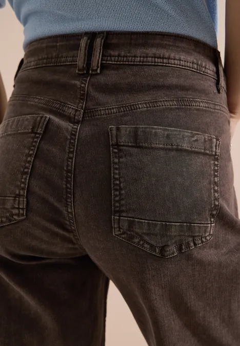 7/8 High Waist Jeans im Loose Fit brown cacao Rückenansicht einer Person in dunkelgrauen Jeans mit Gesäßstaschen.
