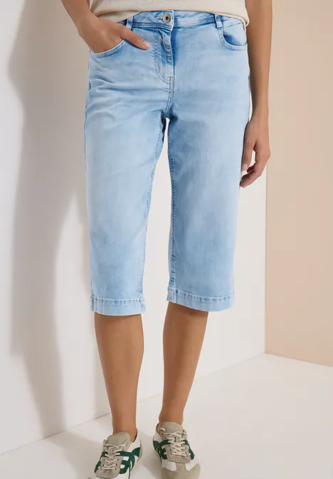 Wide Leg Capri Jeans im Loose Fit light blue random bleached Helle, knielange Jeans-Bermudas mit geradem Saum, kombiniert mit Sneakers.