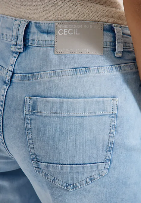 Wide Leg Capri Jeans im Loose Fit light blue random bleached Nahaufnahme einer Person in hellblauen Jeans mit einer Gesäßtasche und Markenlabel 'Cecil'.