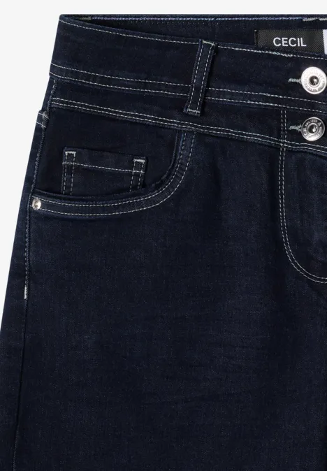 Donkerblauwe denimjeans met twee zilverkleurige knopen, voorzak en CECIL-label in de taille.