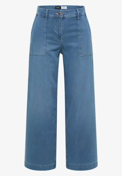 Blaue Denim-Hose mit weitem Bein, hohem Bund und aufgesetzten Taschen vorne.