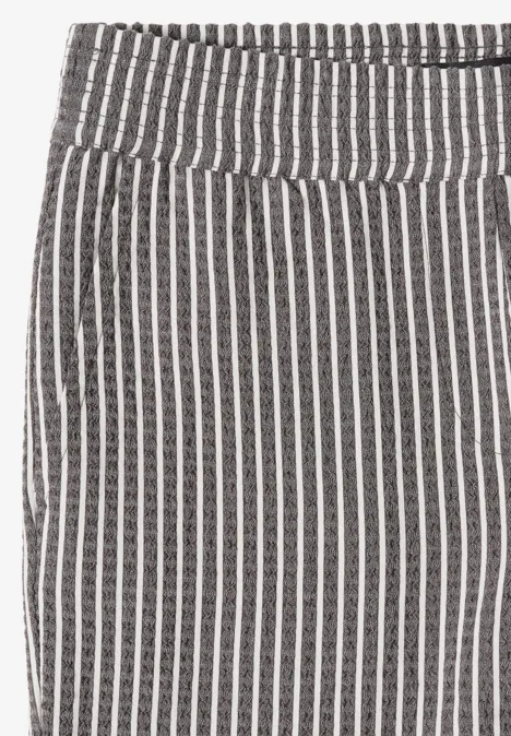 Jupe noire mi-longue à fines rayures verticales blanches et taille élastique