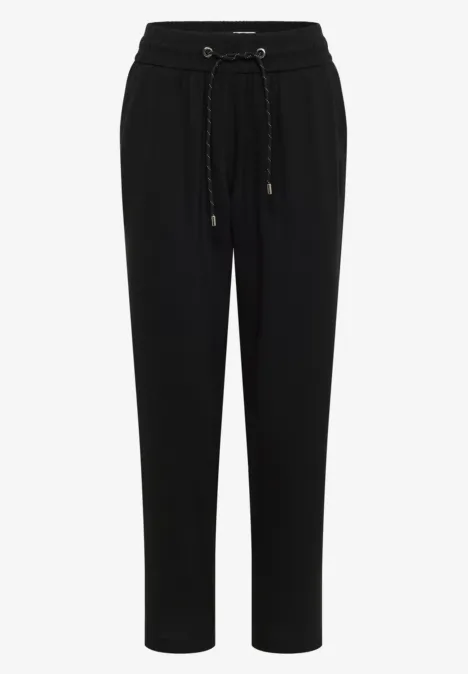 Schwarze Jogginghose mit Gummibund und Kordelzug.