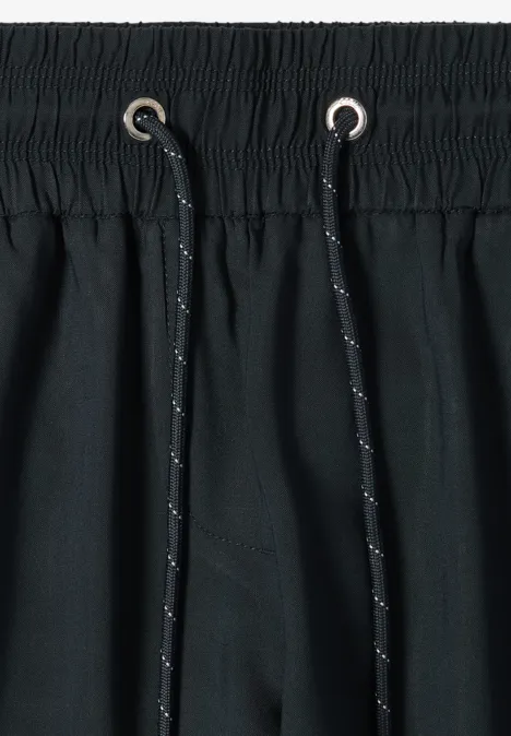 Schlichte schwarze Hose mit elastischem Bund und Kordelzug