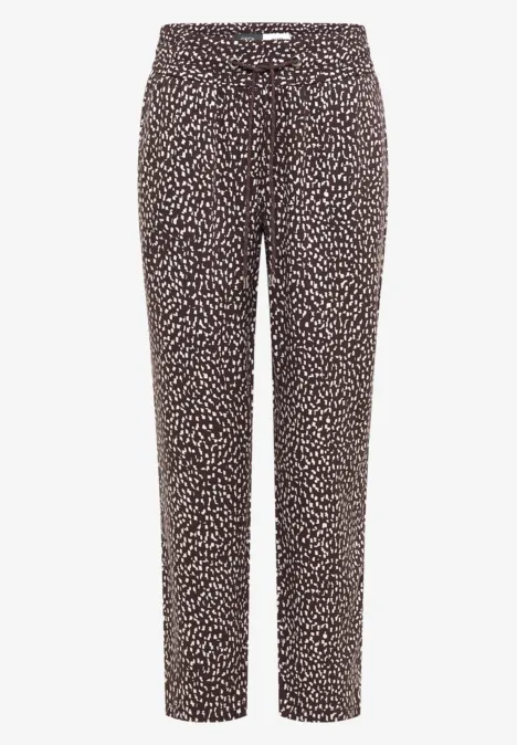 Lockere, dunkelbraune Hose mit kleinem weißen Tupfenmuster und elastischem Bund.