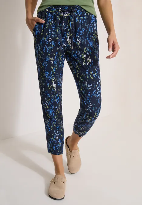 Bequeme Damenhose mit blau-grünem Blumenprint, hohem Bund, schmalen Beinen und Tunnelzug.