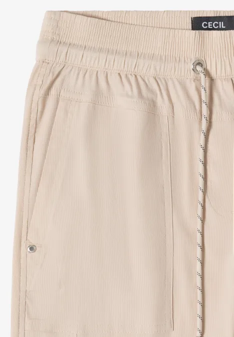Beige Freizeithose mit elastischem Bund, Tunnelzug und aufgesetzten Taschen, lässiger Schnitt.