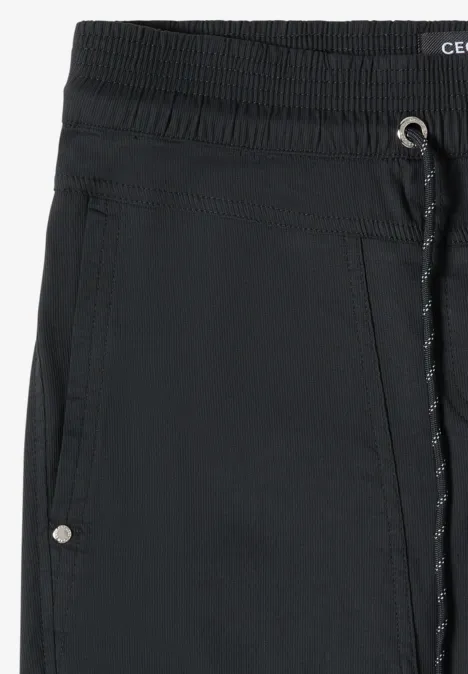 Schwarze Shorts mit elastischem Bund, Taschen und kontrastierendem Kordelzug.