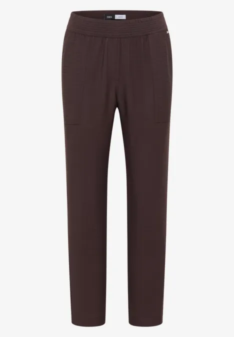 Mid Waist Slim Leg Hose im Loose Fit brown cacao Braune, schmal geschnittene Hose mit elastischem Bund und Seitentaschen.