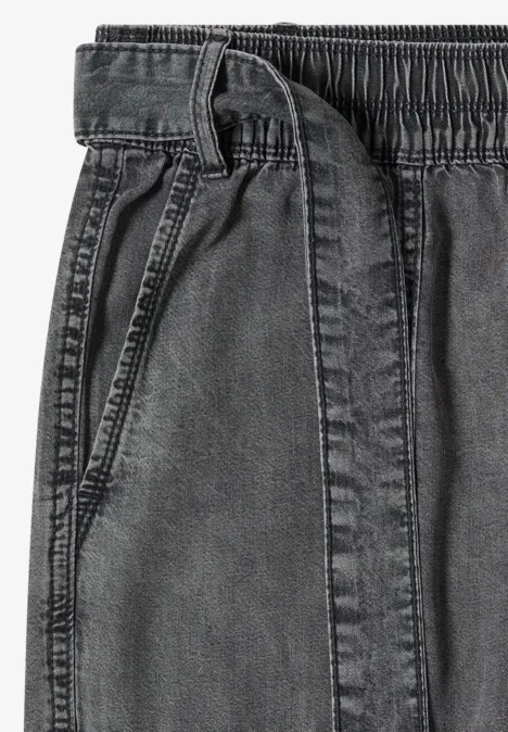 Pantalon à jambes larges avec ceinture à nouer mid grey random wash Pantalon gris foncé en denim avec taille élastique, poche plaquée et ceinture à nouer.