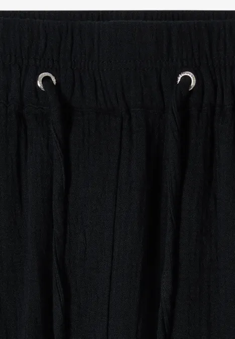 Schwarze Hose mit Kordelzug und elastischem Bund, dezente Textur und silberne Ösen