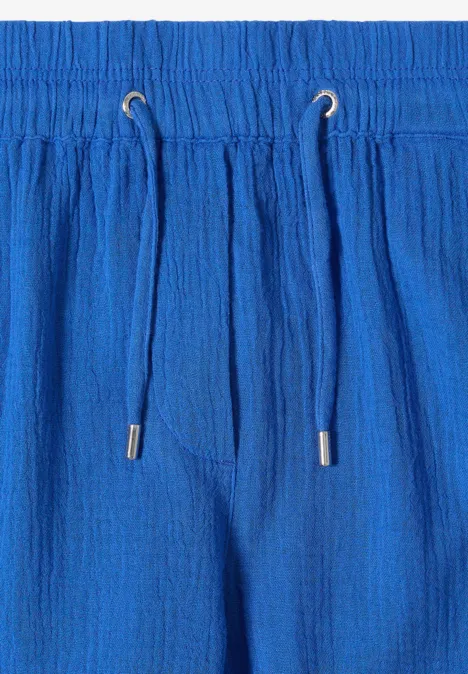 Blaue Hose mit elastischem Bund, Kordelzug und strukturiertem Stoff.