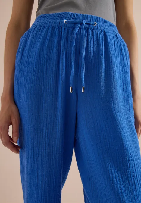Blaue, geknitterte Stoffhose mit elastischem Bund und Kordelzug, seitliche Taschen, Casual-Look