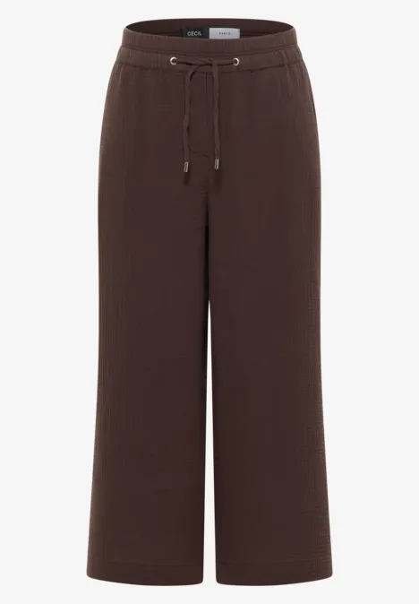 Braune, weite Strickhose mit Tunnelzugbund und 7/8-Länge.