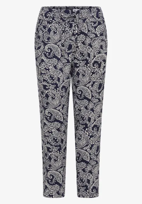 Pantalon en tissu élégant à motif paisley bleu et blanc, coupe ajustée jusqu'à la cheville.