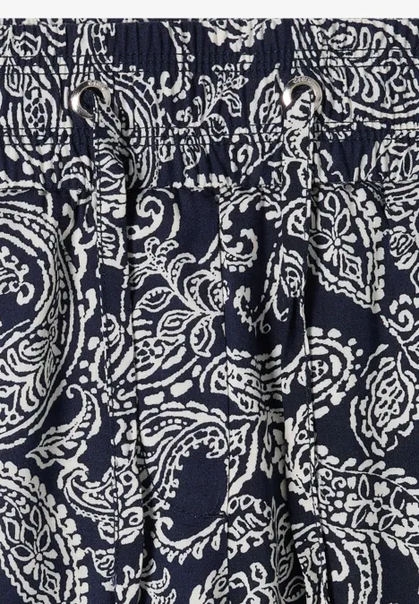 Ein dunkelblauer Stoff mit weißem Paisley- und Blumenmuster.