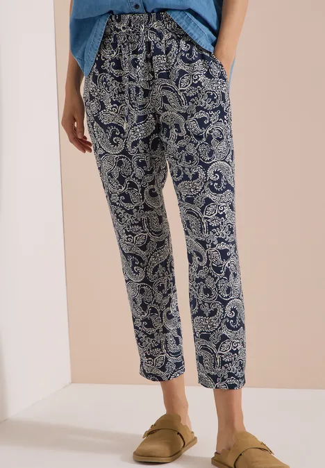 Locker sitzende Damenhose mit blau-weißer Paisley-Musterung, knöchellang.